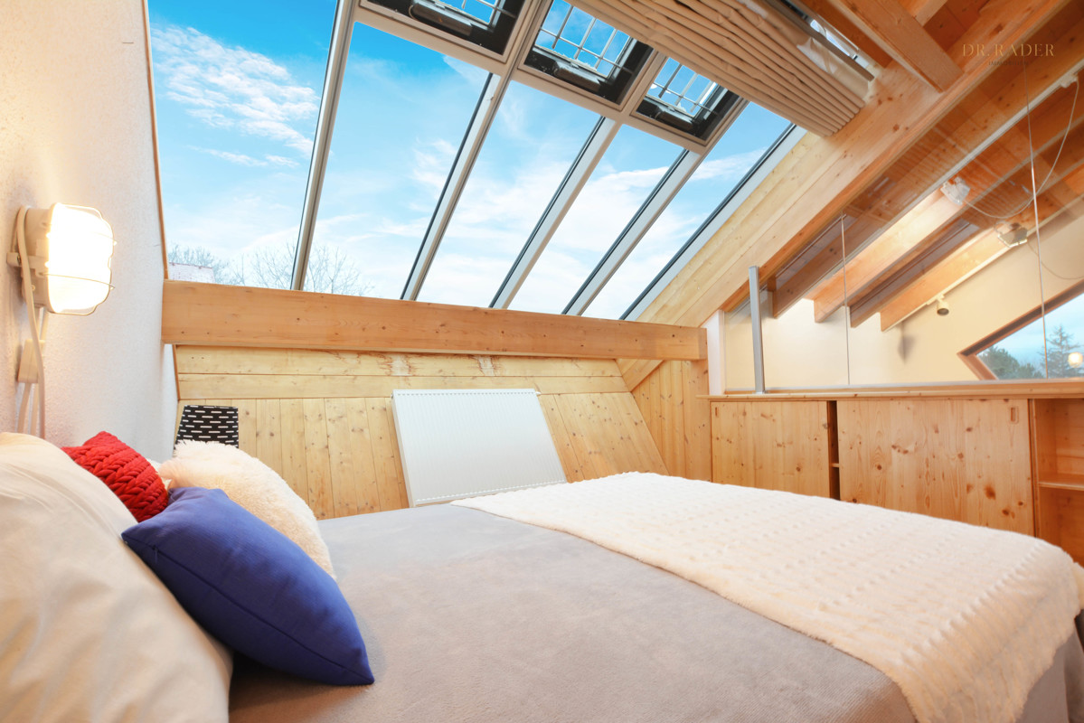 2. Obergeschoß - Schlafzimmer mit Dachverglasung und Seeblick