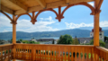 Balkon mit Berg- und Seeblick