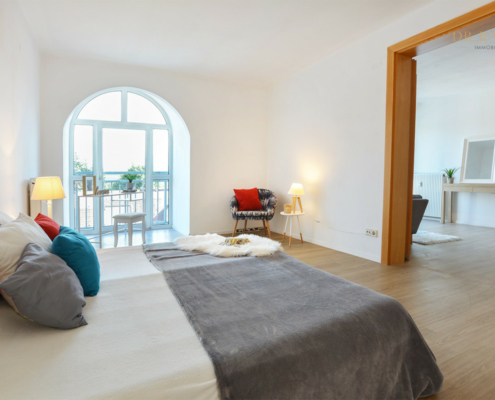 Schlafzimmer mit Fensterblick