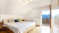Schlafzimmer mit Ausgang auf den Balkon