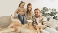 Familie in Wohnung