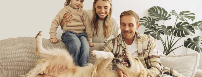 Familie in Wohnung