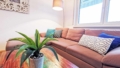 Wohnzimmer Echtholzcouchtisch und ausziehbare Couch