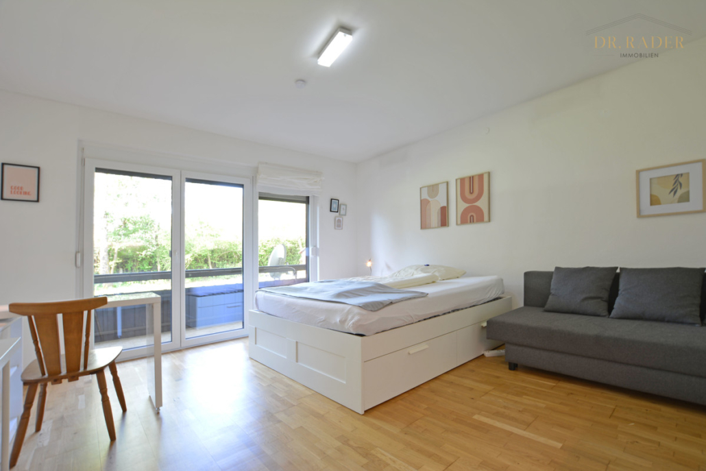 Geräumiges Zimmer mit Bett und ausziehbarer Couch