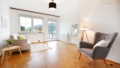 Wohnzimmer mit Balkon