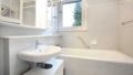 Badezimmer mit Fenster