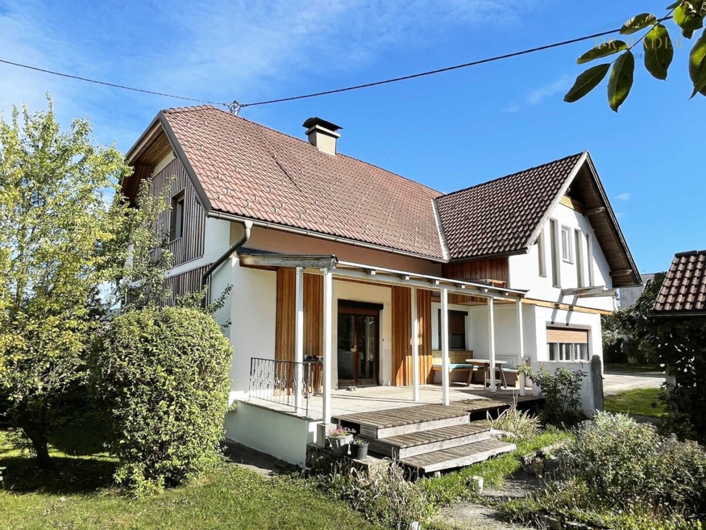 Hausansicht mit überdachter Terrasse