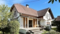 Hausansicht mit überdachter Terrasse