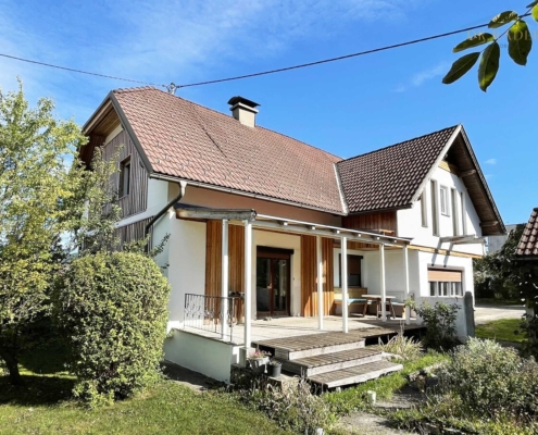 Hausansicht mit überdachter Terrasse
