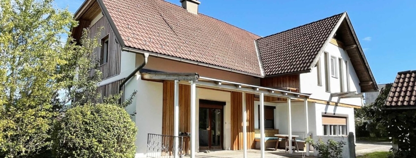 Hausansicht mit überdachter Terrasse