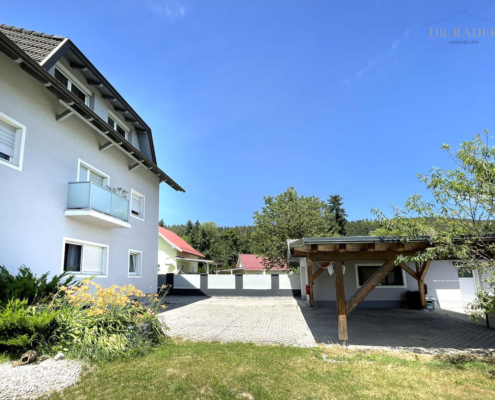 Ansicht Haus und Carport