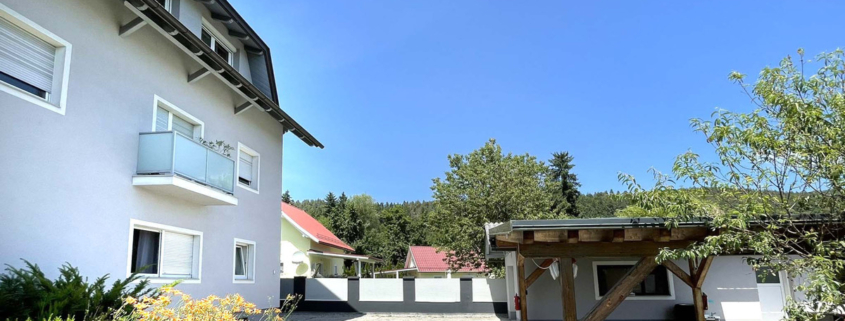 Ansicht Haus und Carport