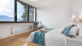 Schlafzimmer im Obergeschoß mit Panoramafenster