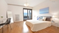 Schlafzimmer im Obergeschoß mit Ausgang auf den Balkon