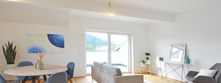 Wohn-Esszimmer mit Ausgang auf die Terrasse