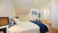 Schlafzimmer mit Zugang zum privaten Badezimmer (keine KI)