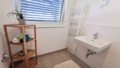 Badezimmer mit Fenster und Handtuchtrockner (keine KI)